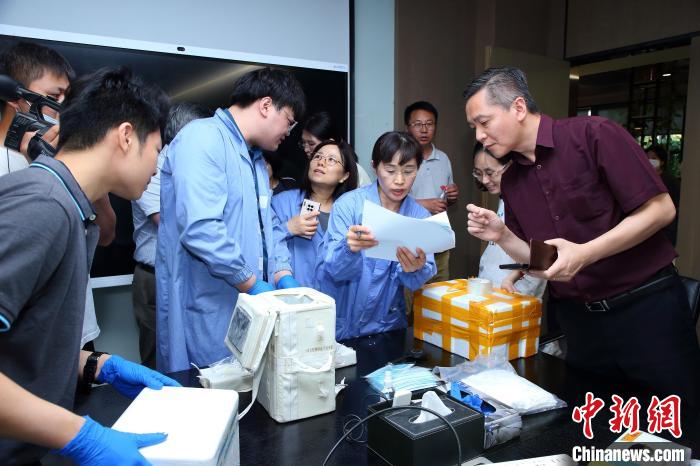 科研人員清點、查看隨神舟十五號返回地面的空間科學(xué)實驗樣品。　中科院空間應(yīng)用中心 供圖
