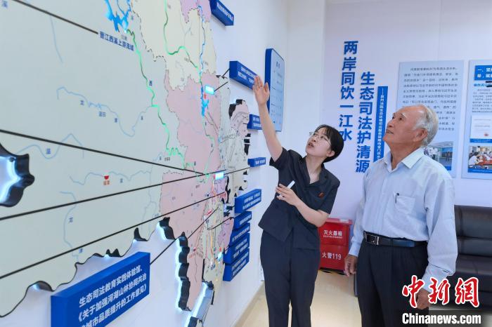 金門同胞參觀金門供水水源生態(tài)司法保護基地?！O虹 攝