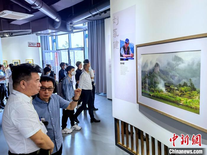 海峽兩岸藝術(shù)家畫展上，藝術(shù)家進(jìn)行藝術(shù)交流。　付敬懿 攝