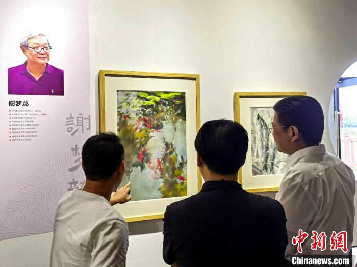 “求同存藝——海峽兩岸藝術(shù)家畫展”展出百余幅兩岸藝術(shù)家畫作?！「毒窜?攝
