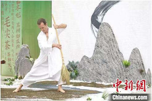 圖為《信陽毛尖·茶舞》沉浸式藝術(shù)表演。　信陽市委宣傳部供圖