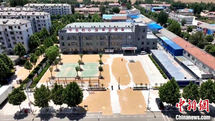 德州陵城區(qū)開放1297處鎮(zhèn)村公共場地，緩解農(nóng)民曬糧難題?！×瓿菂^(qū)委宣傳部供圖