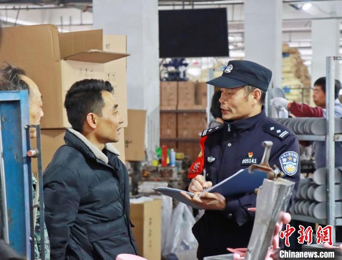 3月30日，大興派出所民警來到轄區(qū)中小企業(yè)，開展“為民為企為項(xiàng)目”走訪活動?！『戏示焦﹫D