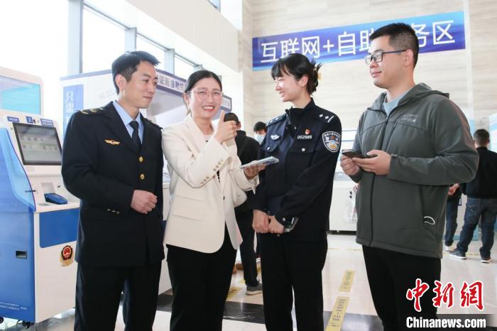 4月10日，安徽合肥，一家運(yùn)輸企業(yè)負(fù)責(zé)人在工作人員的指導(dǎo)下，使用小程序辦理車管業(yè)務(wù)?！『戏示焦﹫D