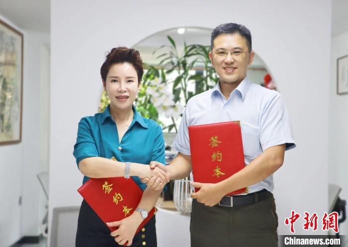 簽署“融情·同心”寧臺建筑師驛站共建協(xié)議。　吳允杰 攝
