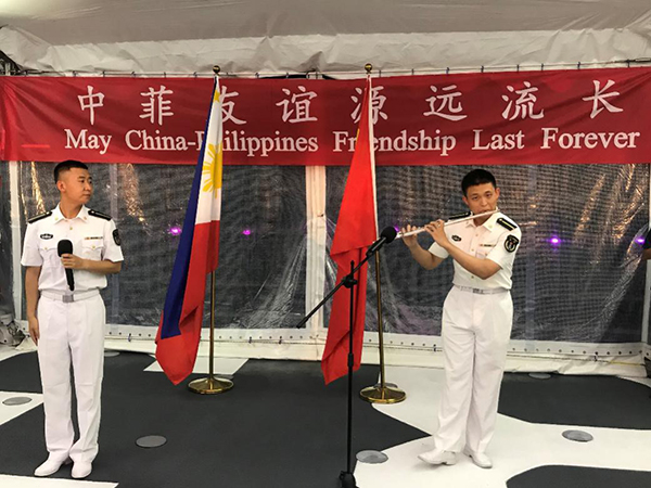 艦上官兵表演歌舞、民樂、武術等節(jié)目。中國駐菲律賓大使館供圖