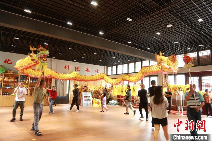 臺胞臺屬體驗舞龍。　周蔚娜供圖