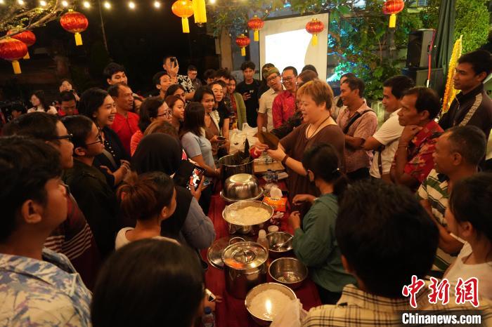 現(xiàn)場包粽子教學。陶暹光攝