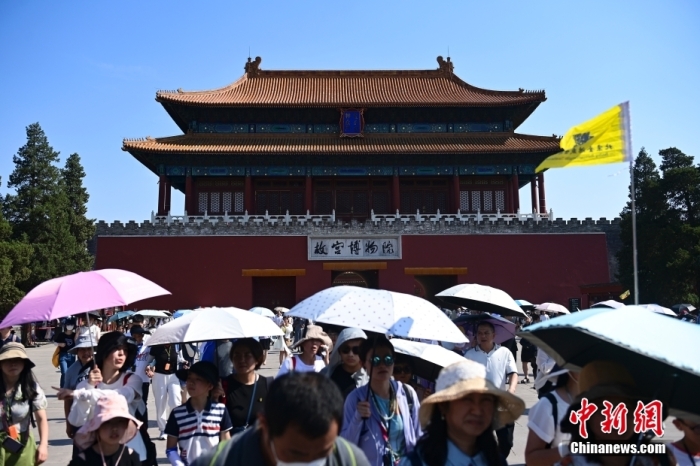 6月22日，北京，游客從故宮博物院神武門走出。當(dāng)日是端午節(jié)假期首日，北京旅游景區(qū)游客眾多。<a target='_blank' href='/'><p  align=