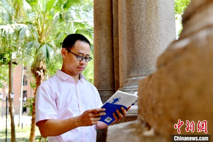 圖為福建師范大學(xué)教育學(xué)院臺(tái)灣教師陳昭志正在看書(shū)?！蚊?攝