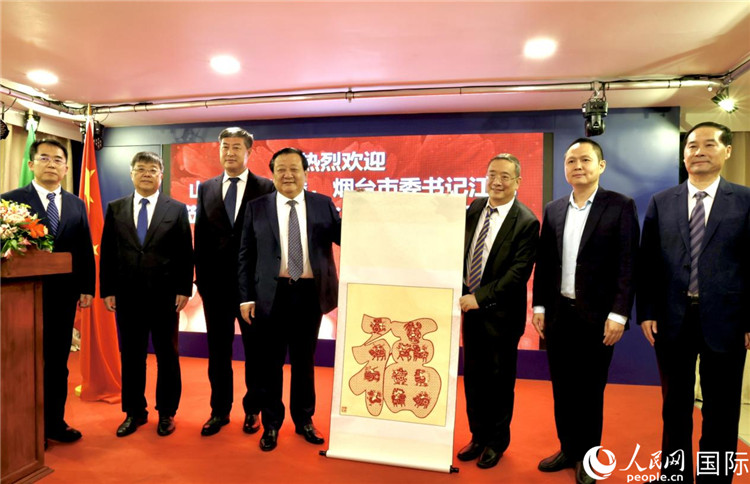參加座談會(huì)的主要嘉賓合影留念。人民網(wǎng)記者宋亦然攝
