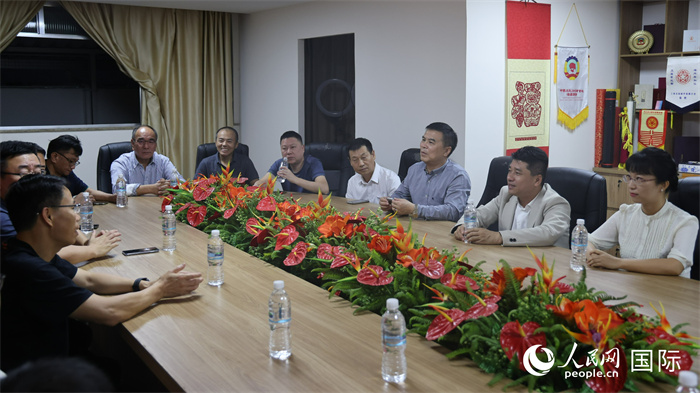 與會代表進行座談交流。（人民網(wǎng)記者  時元皓攝）