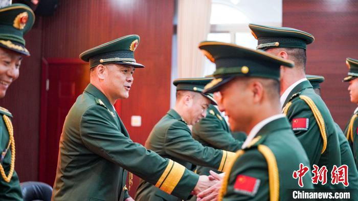 首長為晉銜官兵頒發(fā)任命狀?！堨狭?攝