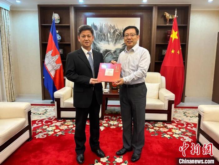 7月12日下午，中國(guó)駐柬埔寨大使王文天在金邊會(huì)見(jiàn)援柬中醫(yī)醫(yī)療隊(duì)?！≈袊?guó)駐柬埔寨大使館微信公眾號(hào) 攝