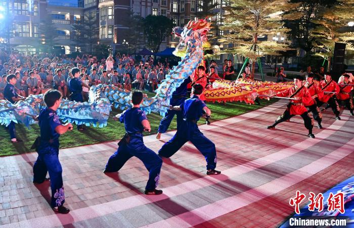 兩岸青少年同臺呈現(xiàn)龍獅表演?！⊥鯑|明 攝