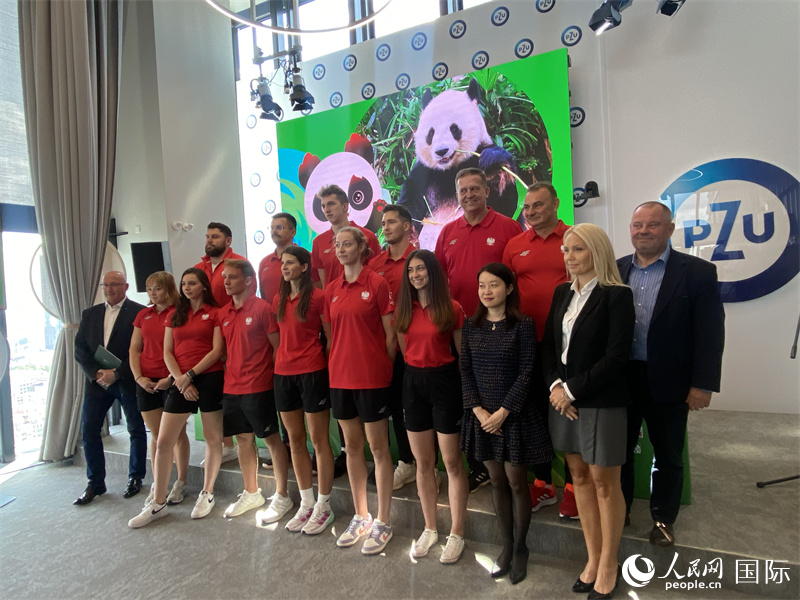 嘉賓與代表團代表合影。人民網(wǎng)記者 禹麗敏攝