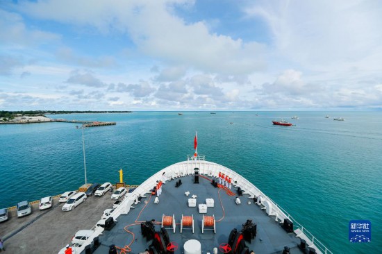 7月22日，中國海軍“和平方舟”號醫(yī)院船駛離基里巴斯首都塔拉瓦。當?shù)貢r間22日上午10時，執(zhí)行“和諧使命-2023”任務的中國海軍“和平方舟”號醫(yī)院船圓滿結束對基里巴斯的首次訪問，駛離基里巴斯首都塔拉瓦，前往本次任務的第二站湯加努庫阿洛法港。新華社發(fā)（黎宇 攝）