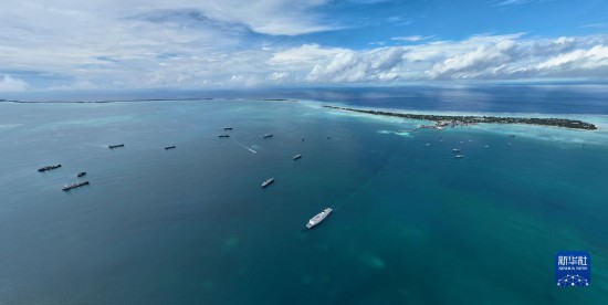 7月22日，中國海軍“和平方舟”號醫(yī)院船結束基里巴斯訪問，駛離塔拉瓦港。新華社發(fā)（桂江波 攝）