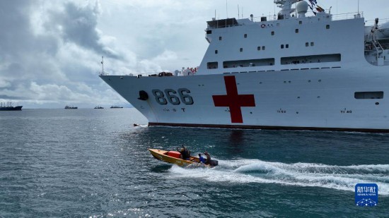 7月22日，中國海軍“和平方舟”號醫(yī)院船駛離塔拉瓦港途中，基里巴斯當?shù)孛癖婑{船揮手告別。新華社發(fā)（桂江波 攝）