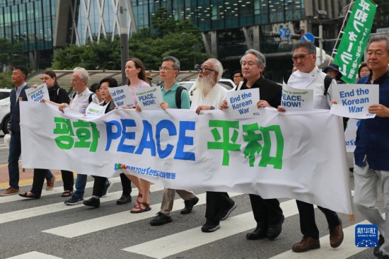 7月22日，在韓國首爾，人們手舉標語參與反戰(zhàn)游行。新華社發(fā)（楊暢 攝）
