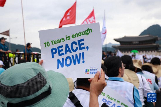7月22日，在韓國首爾，人們手舉標語參與反戰(zhàn)游行。新華社發(fā)（楊暢 攝）