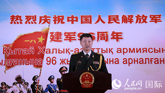 國(guó)防武官胡德君大校發(fā)表致辭。人民網(wǎng)記者 李強(qiáng)攝