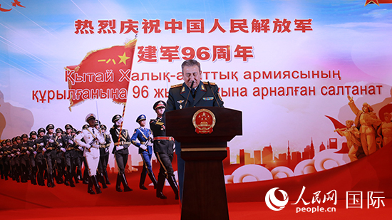 哈國(guó)防部副部長(zhǎng)卡馬列特季諾夫中將發(fā)表致辭。人民網(wǎng)記者 李強(qiáng)攝