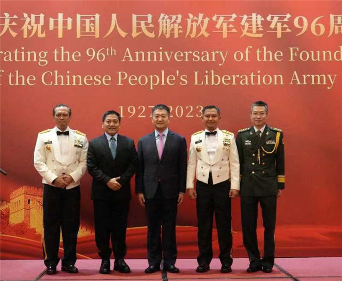 圖為陸慷大使與印尼貴賓合影。中國(guó)駐印度尼西亞使館供圖