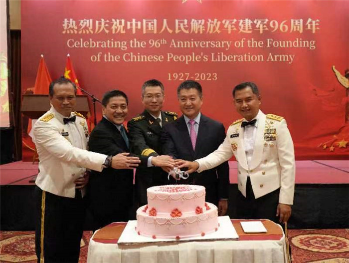 圖為陸慷大使與印尼貴賓共切生日蛋糕。中國(guó)駐印度尼西亞使館供圖