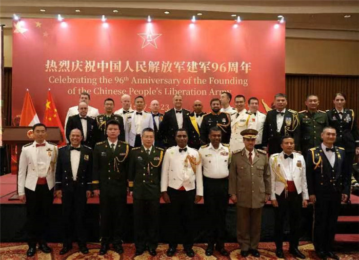 圖為徐勝武官與參加招待會(huì)的各國(guó)武官、武官處代表合影。中國(guó)駐印度尼西亞使館供圖