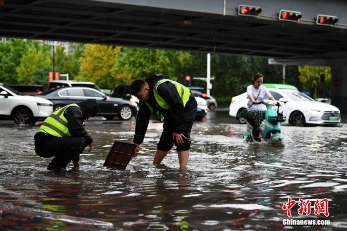 7月30日，河北省持續(xù)發(fā)布暴雨紅色預(yù)警信號(hào)。受今年第5號(hào)臺(tái)風(fēng)“杜蘇芮”殘余環(huán)流影響，7月28日以來，地處華北地區(qū)的河北省大部出現(xiàn)降雨。30日17時(shí)，該省氣象臺(tái)發(fā)布當(dāng)日第三次暴雨紅色預(yù)警信號(hào)。石家莊市城區(qū)不少區(qū)域積水嚴(yán)重，城管、環(huán)衛(wèi)、園林、市政等部門緊急出動(dòng)，聯(lián)合疏堵保暢，筑牢防汛安全屏障。圖為石家莊裕華區(qū)城管局防汛隊(duì)員對(duì)沿街收水井進(jìn)行雜物清理，以保證排水暢通。翟羽佳 攝