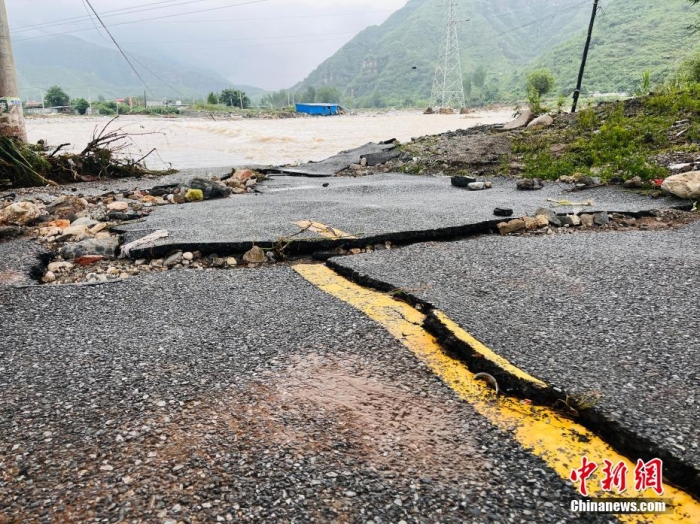 受臺風“杜蘇芮”影響，7月29日至8月1日，河北省淶水縣普降暴雨，持續(xù)強降雨和強風天氣引發(fā)洪水險情。連日來，當?shù)亟M織數(shù)千人搶險救援隊伍，集中力量加快排水、清理路面、救援拋錨車輛、搶修倒伏電線桿等工作。8月1日，方便面、飲用水、火腿腸、面包等首批調(diào)撥救災物資送抵救災一線，并于當天發(fā)放到受災群眾手中。目前，淶水縣受損交通、電力、通信等基礎設施正在加緊搶修，山區(qū)受困人員已分批轉移，各項搶險救災工作正在有序進行中。圖為淶水縣婁村鎮(zhèn)南安莊村被洪水沖毀的路面。(文/呂子豪 楊猛)李金璐 攝