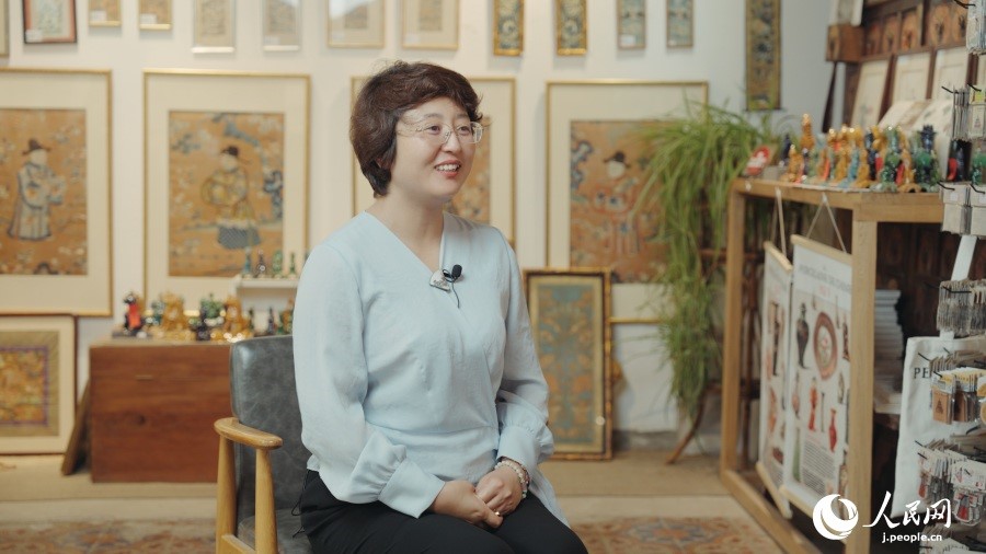 圖為瓷器修復藝術家王京。人民網記者 張若涵攝
