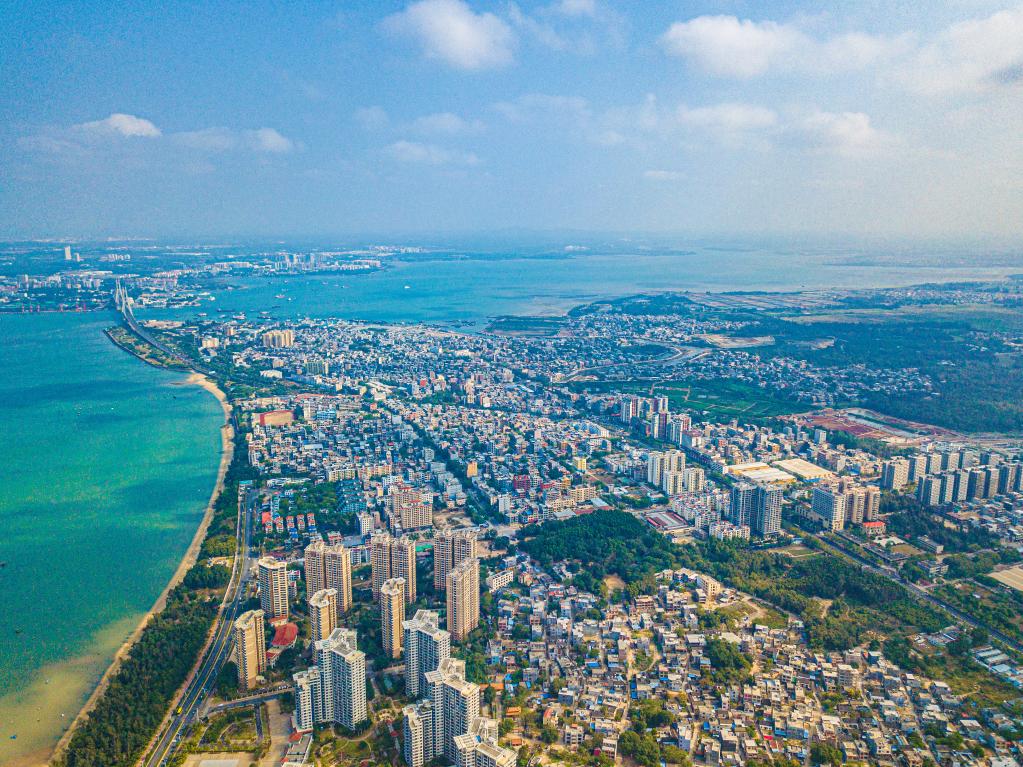 這是海南自貿(mào)港重點園區(qū)——洋浦經(jīng)濟開發(fā)區(qū)所在的環(huán)新英灣地區(qū)（無人機照片，2023年2月26日攝）。新華社記者 蒲曉旭 攝