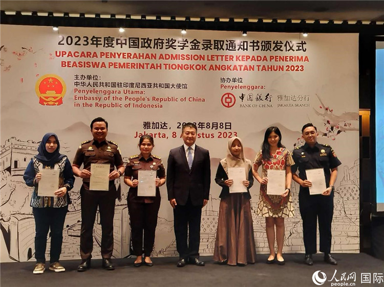 陸慷大使與獲得中國政府獎學金的印尼學子合影。 人民網(wǎng)記者 李培松攝