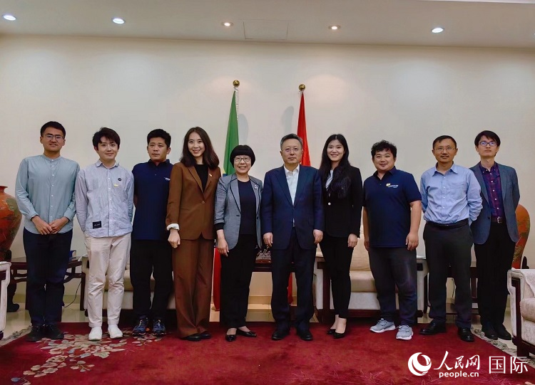 趙志遠(yuǎn)大使（右五）、使館工作人員與人民網(wǎng)記者合影。