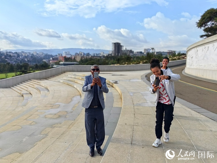 亞的斯亞貝巴友誼廣場的游客與人民網(wǎng)記者互動。人民網(wǎng)記者 陳星星攝