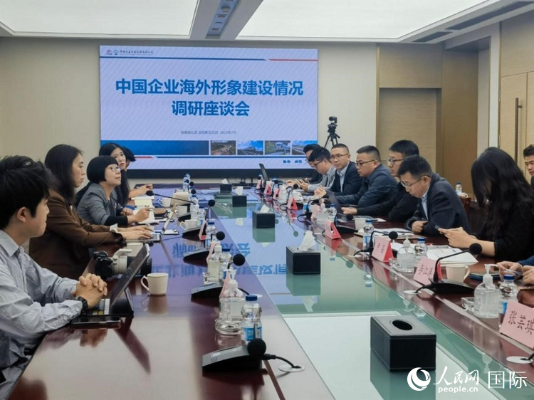 埃塞俄比亞中國商會企業(yè)代表與人民網(wǎng)記者座談。人民網(wǎng)記者 劉寧攝