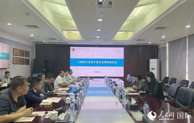 尼日利亞中國商會企業(yè)代表與人民網(wǎng)記者座談。