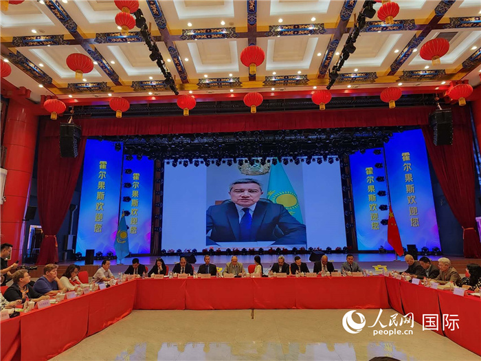 哈外交部駐阿拉木圖副代表拉伊莫夫視頻致辭。人民網(wǎng)記者 李強(qiáng)攝
