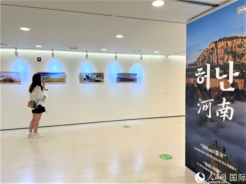 2.民眾參觀“看九曲黃河 聽(tīng)華夏故事”主題展。人民網(wǎng)記者 馬菲攝