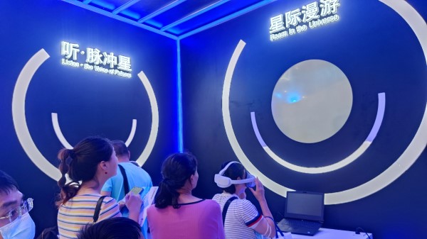 9月2日，貴州展館里觀眾排隊(duì)體驗(yàn)VR。受訪者供圖