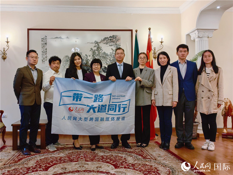 胡長(zhǎng)春大使、駐非盟使團(tuán)工作人員與人民網(wǎng)記者合影。