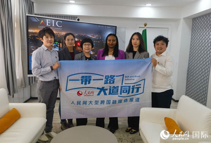 萊利斯（右三）、埃塞投資委中國投資顧問萬巧云（左二）與人民網(wǎng)記者合影。