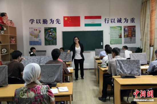2014年，塔吉克斯坦國(guó)立民族大學(xué)的孔子學(xué)院內(nèi)，教師正在為塔吉克斯坦學(xué)生授課。田冰 攝