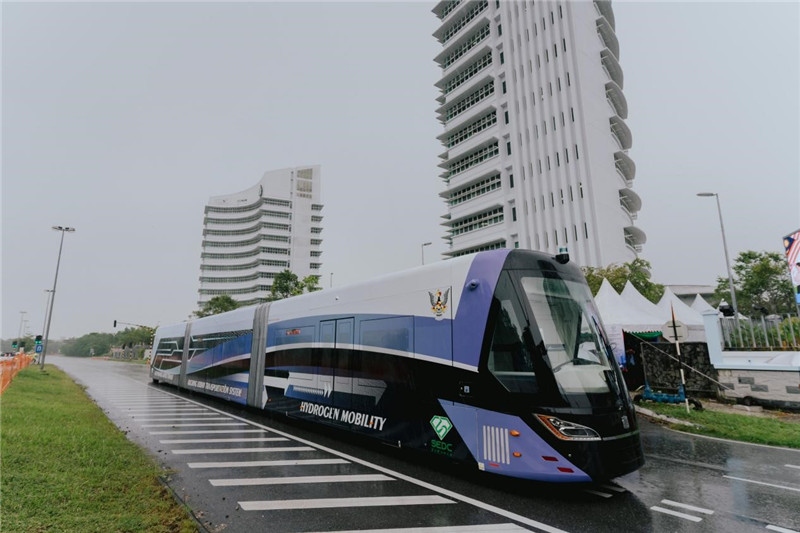 9月6日下午，由中車株洲所自主研發(fā)制造的全球首輛氫能源智軌電車正式亮相馬來(lái)西亞砂拉越州古晉市。中車株洲所供圖