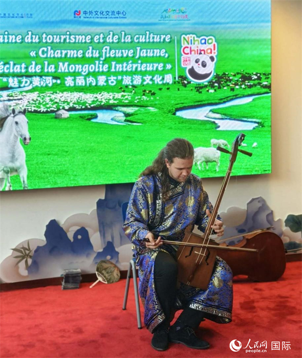 法國音樂家馬修·勒庫演奏馬頭琴。人民網(wǎng)記者 尚凱元攝