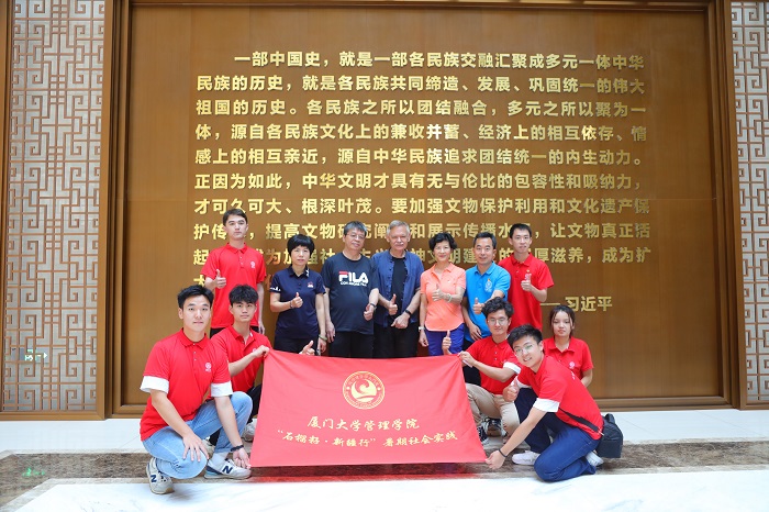 潘維廉和實(shí)踐隊(duì)師生在昌吉州博物館合影。主辦方供圖