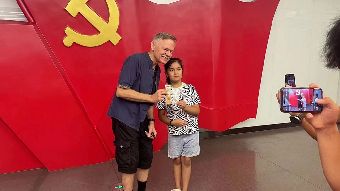 潘維廉和志愿講解員紀(jì)念合影。主辦方供圖