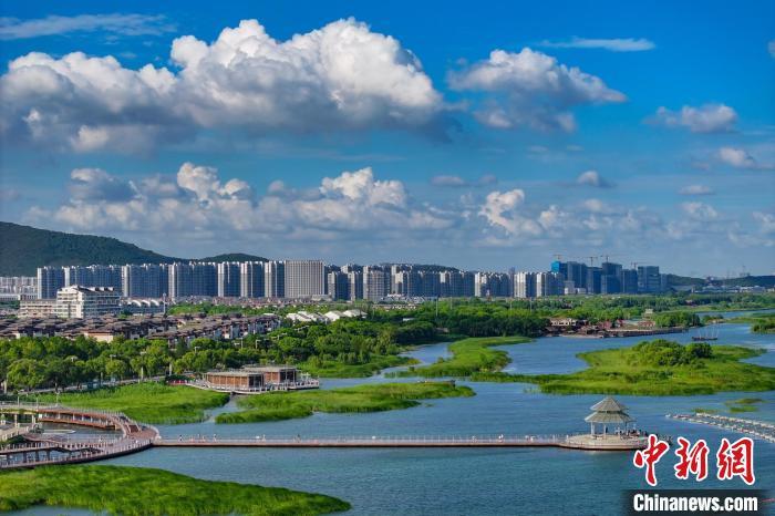 資料圖：航拍蘇州太湖湖濱國(guó)家濕地公園，藍(lán)天碧水生態(tài)美。 泱波 攝